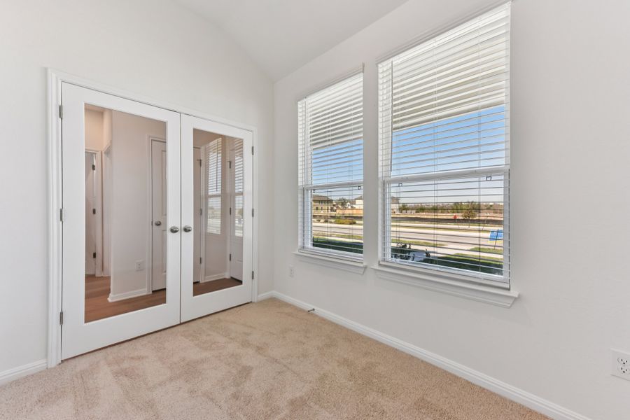 Spacious, unfurnished interior of a new home in Porter Country, Buda (Image 24).