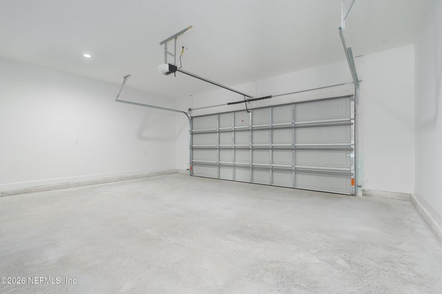 Spacious, unfurnished interior of a new home in , Middleburg (Image 9).