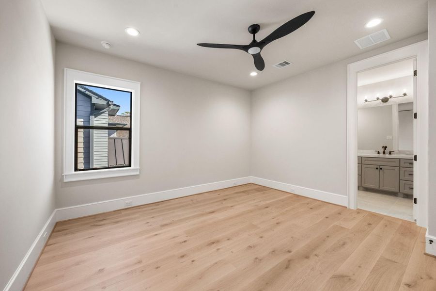 Secondary Bedroom w/ en-suite bathroom.