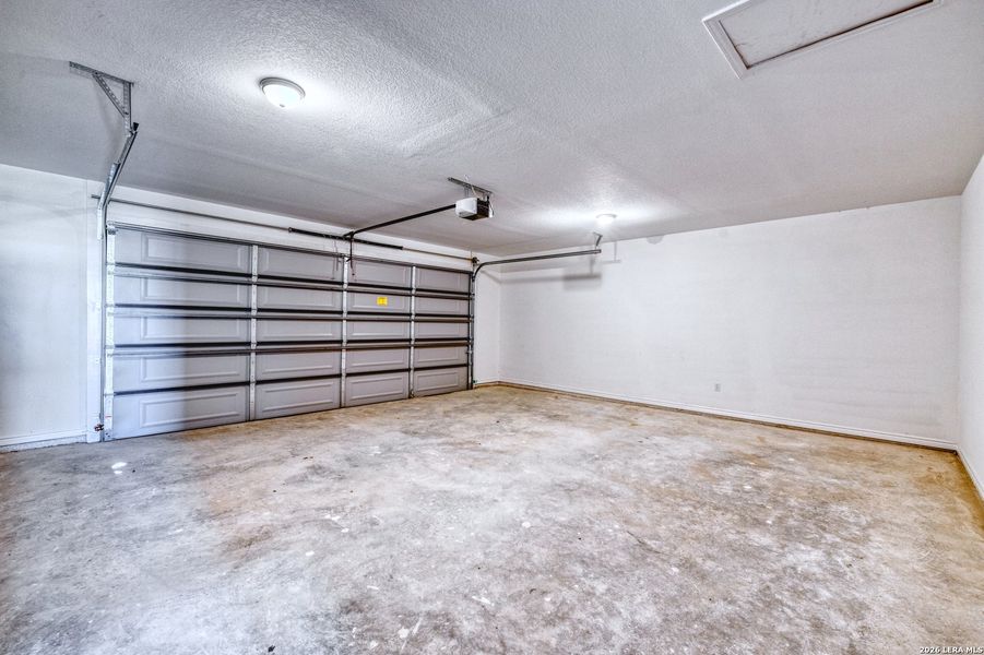 Spacious, unfurnished interior of a new home in , Uvalde (Image 27).