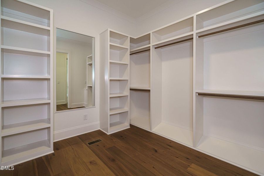 025-1920x1080-closet