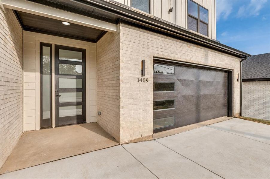 Exterior details and patio area of a home in , Dallas (Image 3).