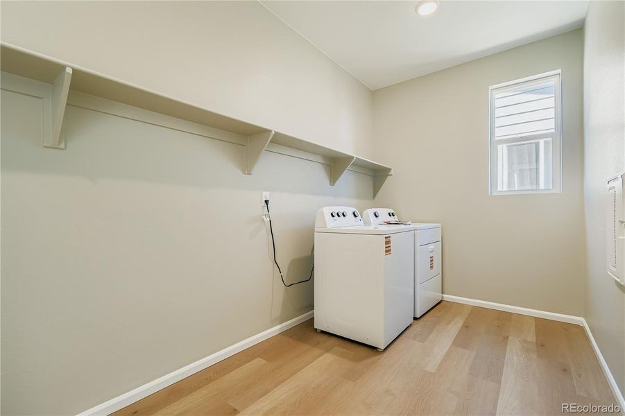 Large laundry w/washer/dryer