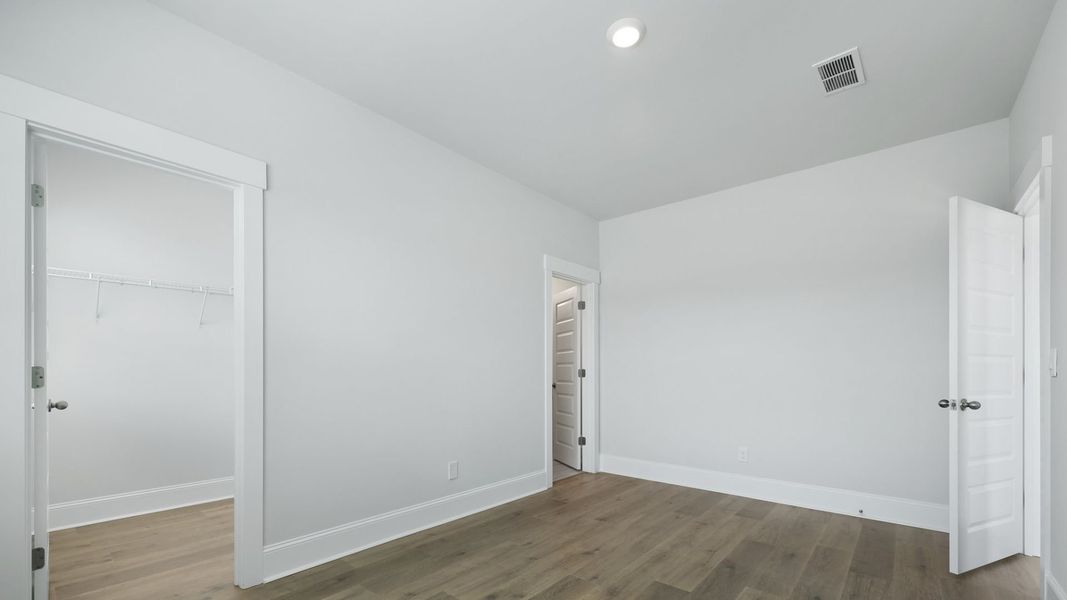 Spacious, unfurnished interior of a new home in Sheep Island, Summerville (Image 13).