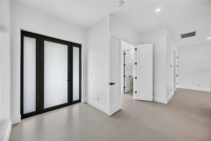 Spacious, unfurnished interior of a new home in , Port Charlotte (Image 20).