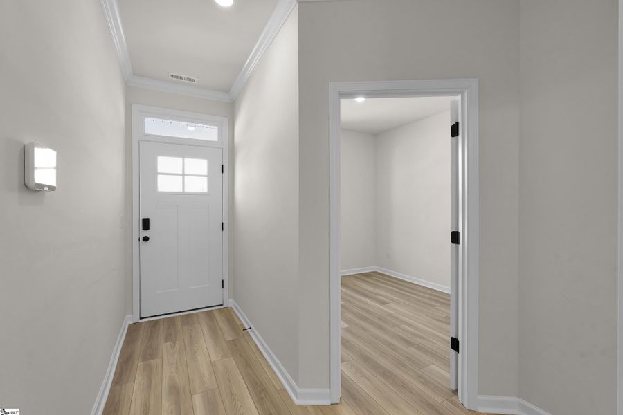 Spacious, unfurnished interior of a new home in Lynbrook, Boiling Springs (Image 14).