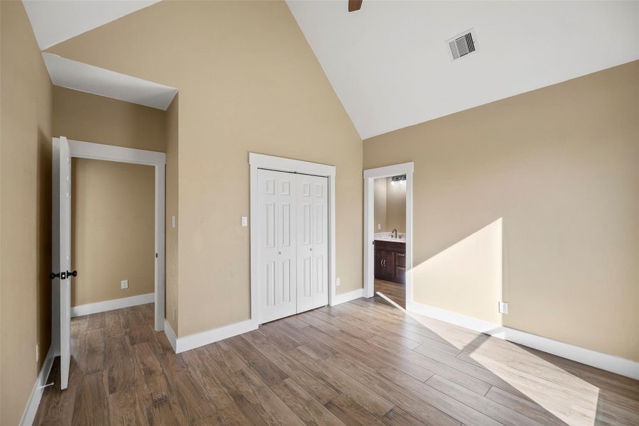Spacious, unfurnished interior of a new home in , Hempstead (Image 20).