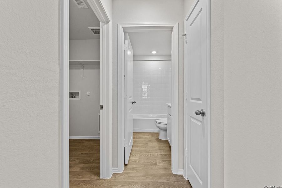 Spacious, unfurnished interior of a new home in Bollinger, Uhland (Image 25).