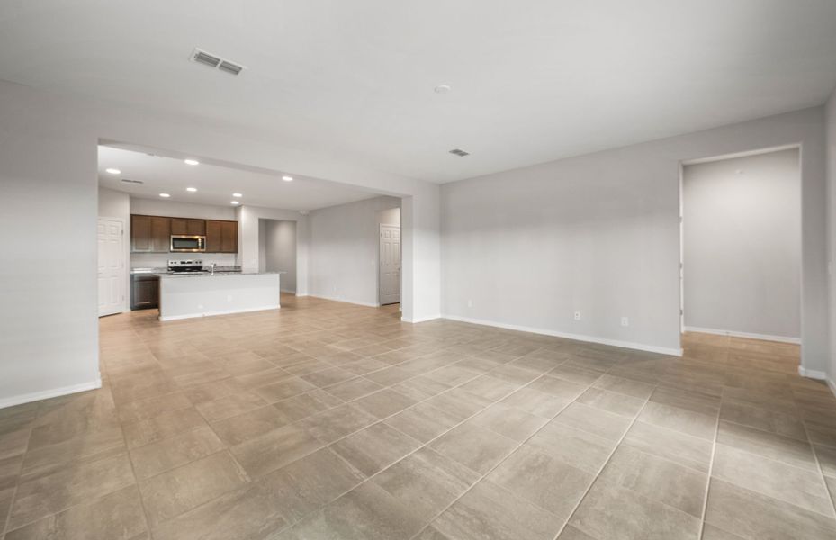 Spacious, unfurnished interior of a new home in El Cidro, Goodyear (Image 22).