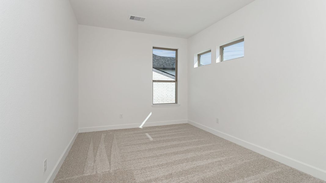 Spacious, unfurnished interior of a new home in Lakes of Cane Island, Katy (Image 15).