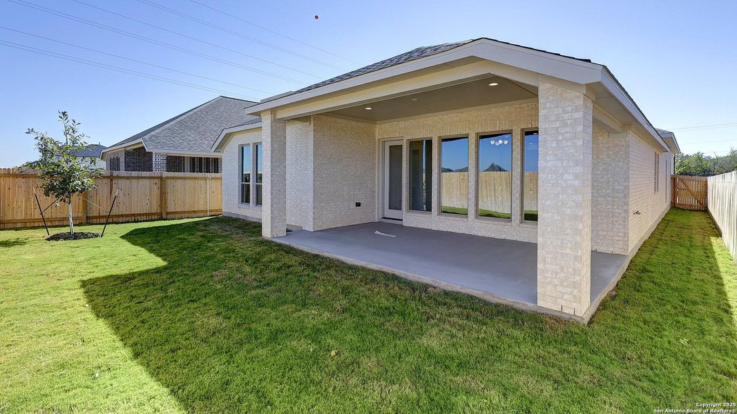 Exterior details and patio area of a home in Haby Hill 50', San Antonio (Image 26).
