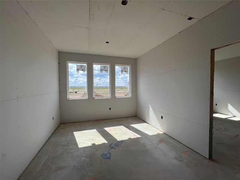 Spacious, unfurnished interior of a new home in Rolling Glen, Hutto (Image 26).