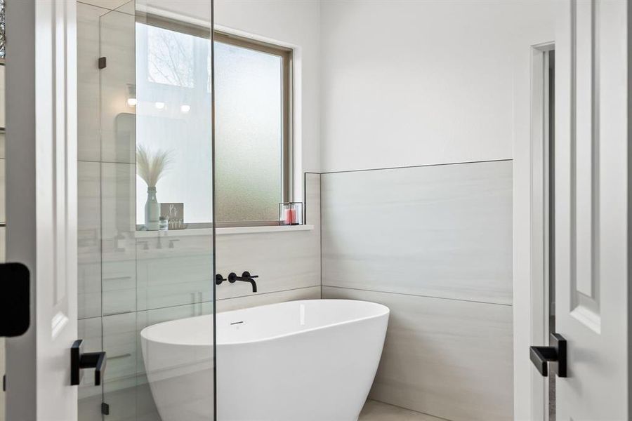 Furnished interior view inside a new home in , Quinlan (Image 12).