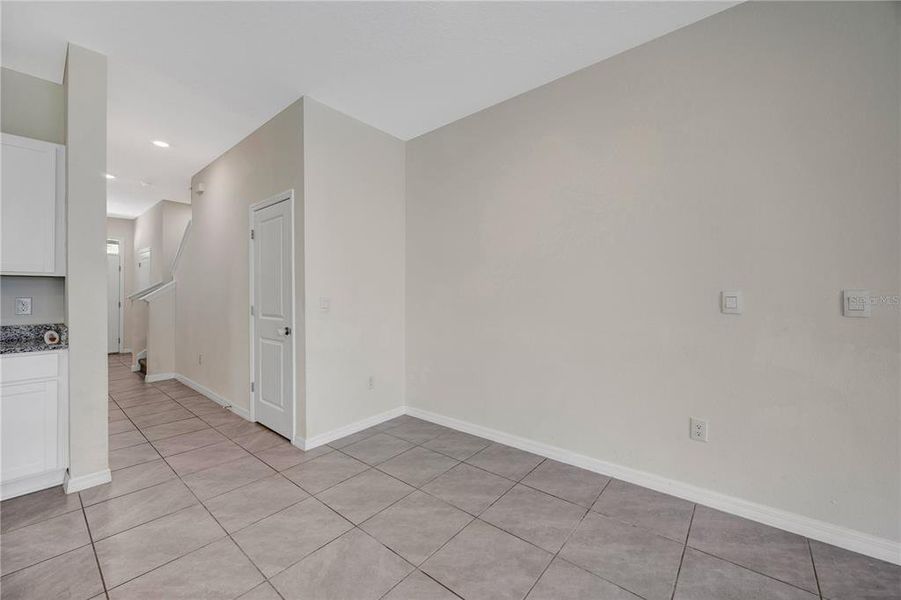 Spacious, unfurnished interior of a new home in , Wesley Chapel (Image 36).