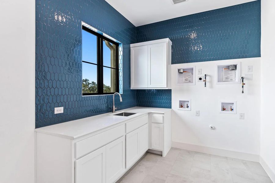 Lynmar II E Laundry room