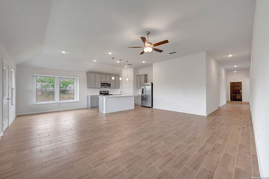 Spacious, unfurnished interior of a new home in Chaparral Ranch, Floresville (Image 27).