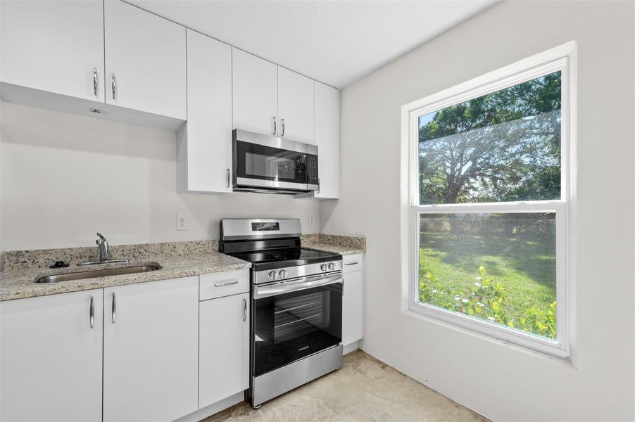 Spacious, unfurnished interior of a new home in , Fort Pierce (Image 8).