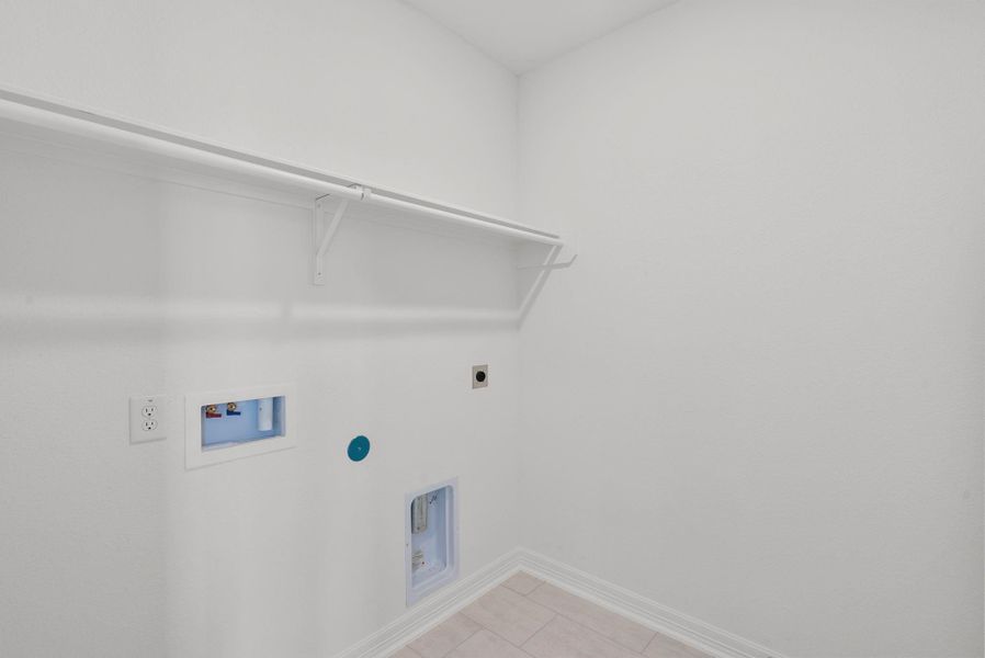 Spacious, unfurnished interior of a new home in Cedar Pointe, Crosby (Image 15).