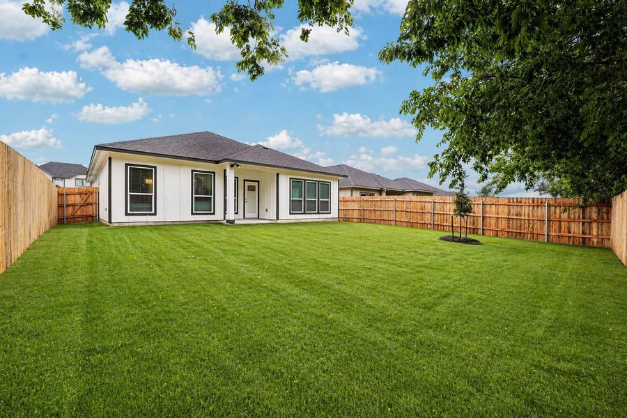 Exterior details and patio area of a home in Three Creeks, Belton (Image 2).