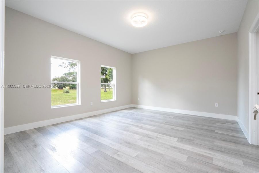 Spacious, unfurnished interior of a new home in , Sebring (Image 34).