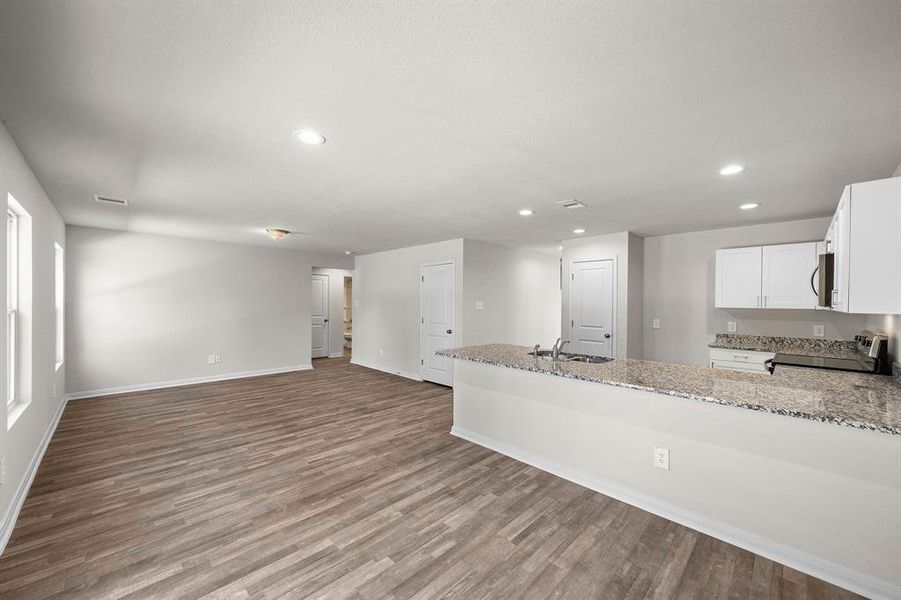 Spacious, unfurnished interior of a new home in Middlefield Village, Dallas (Image 12).