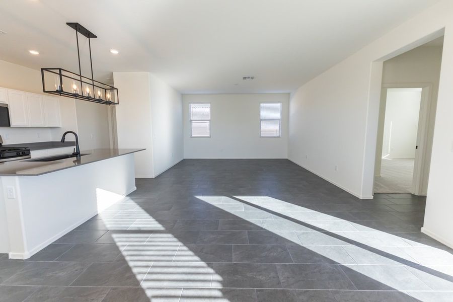 Spacious, unfurnished interior of a new home in Entrada Del Toro at Rancho Sahuarita, Sahuarita (Image 4).