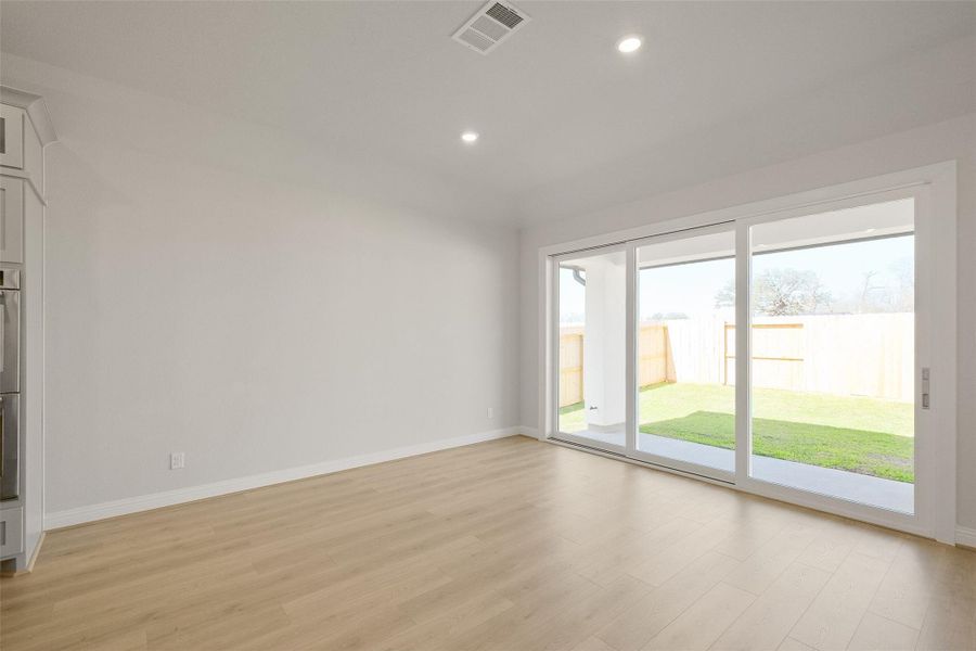 Spacious, unfurnished interior of a new home in Sienna 65', Missouri City (Image 38).