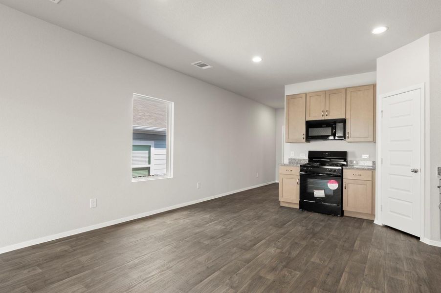 Spacious, unfurnished interior of a new home in Cloverleaf, Austin (Image 30).