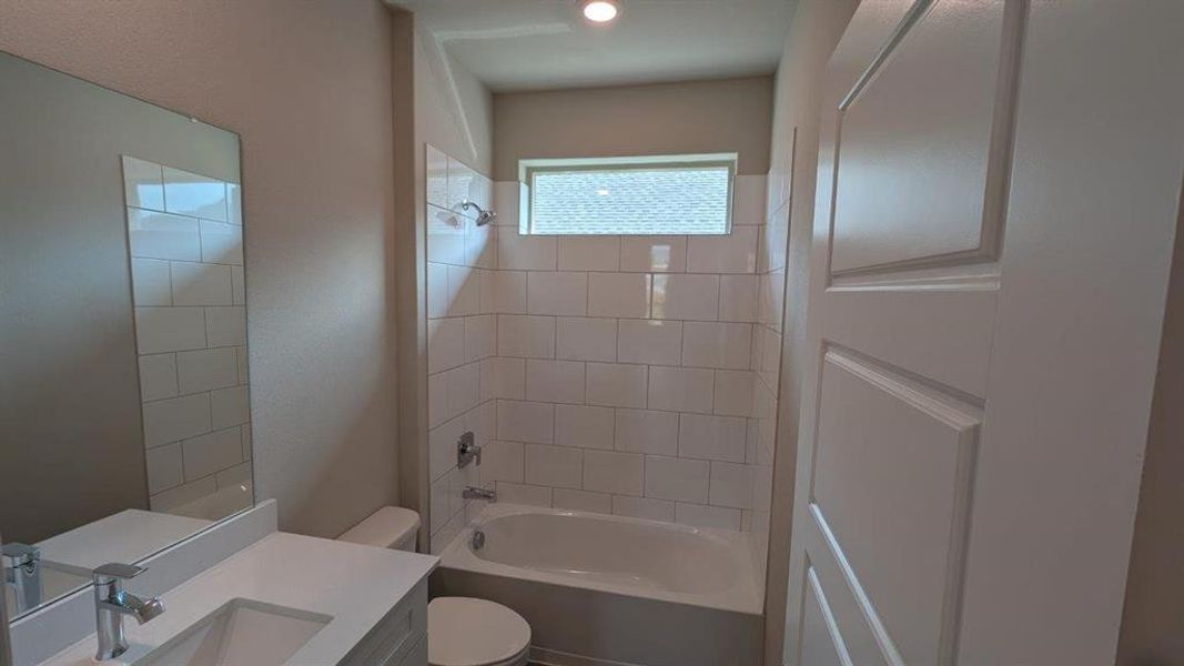 Furnished interior view inside a new home in Bella Vista, Granbury (Image 7). Furnished interior view inside a new home in Bella Vista, Granbury (Image 7).