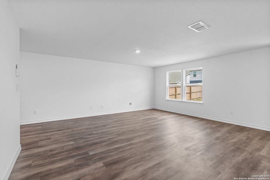 Spacious, unfurnished interior of a new home in Cinco Lakes, San Antonio (Image 8).