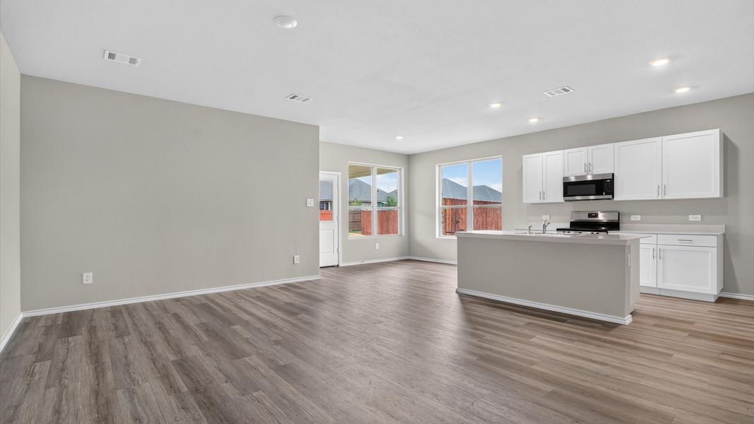Spacious, unfurnished interior of a new home in Saratoga, Granbury (Image 10).
