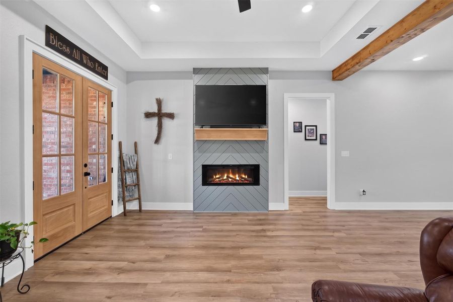 Furnished interior view inside a new home in , Kilgore (Image 16).