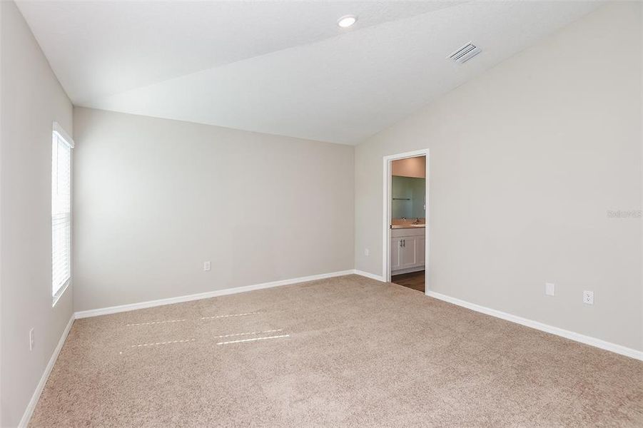 Spacious, unfurnished interior of a new home in Villa Mar, Winter Haven (Image 12).