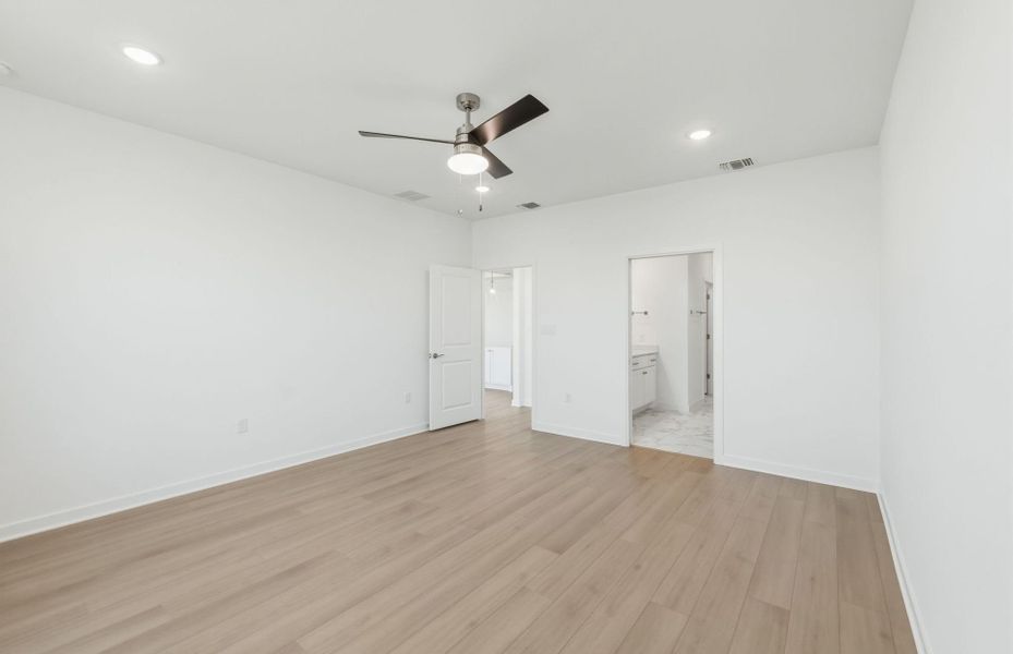 Spacious, unfurnished interior of a new home in Del Webb Austin at Lost Pines, Bastrop (Image 38). Spacious, unfurnished interior of a new home in Del Webb Austin at Lost Pines, Bastrop (Image 38).