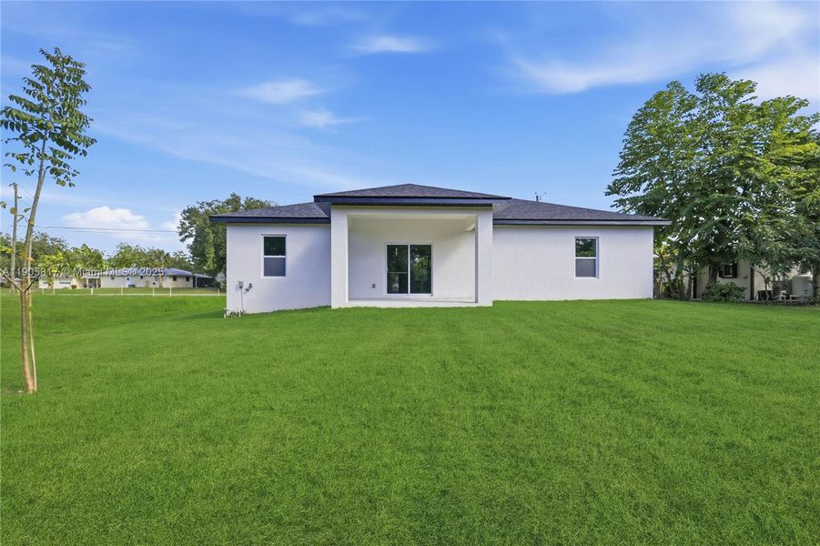 Exterior details and patio area of a home in , Port Charlotte (Image 4).