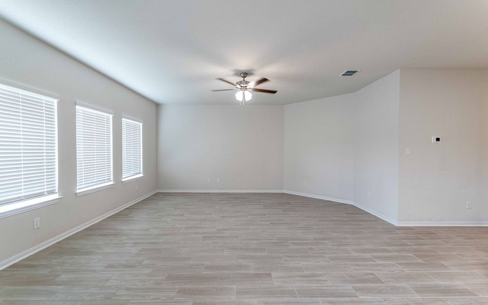 Spacious, unfurnished interior of a new home in Hunter's Ranch, San Antonio (Image 10).