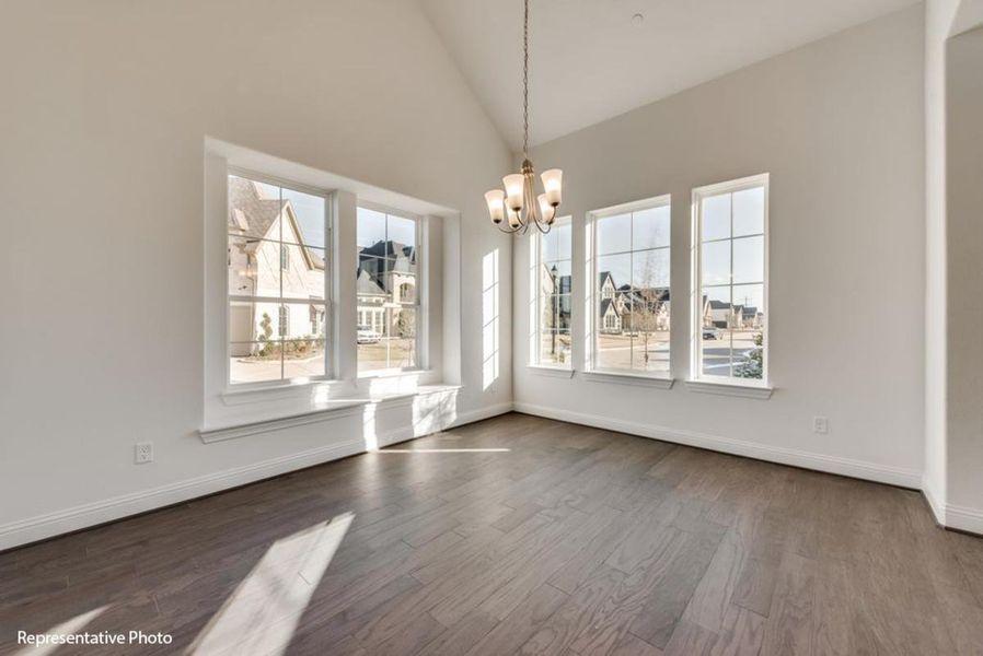 Spacious, unfurnished interior of a new home in Heath Golf & Yacht Club, Heath (Image 10).