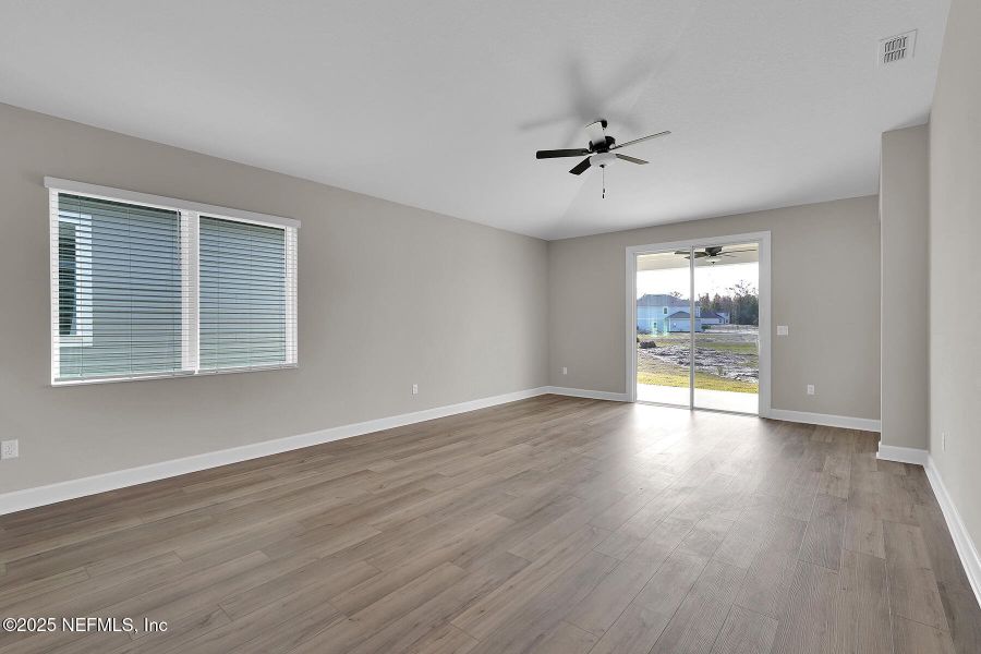 Spacious, unfurnished interior of a new home in Jennings Farm, Middleburg (Image 9).