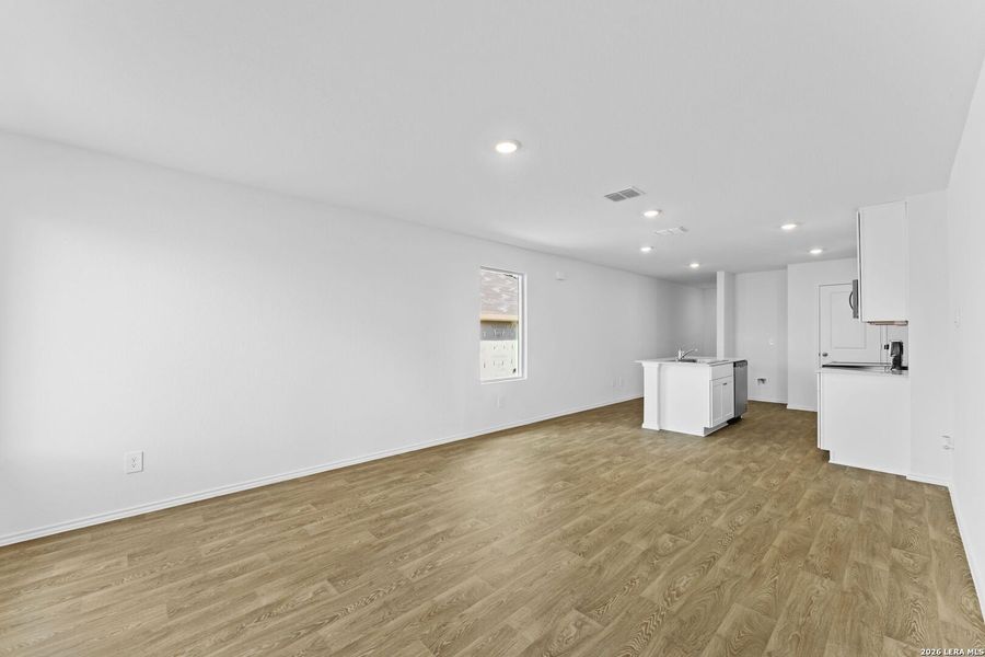 Spacious, unfurnished interior of a new home in Arroyo Ranch, Seguin (Image 10).