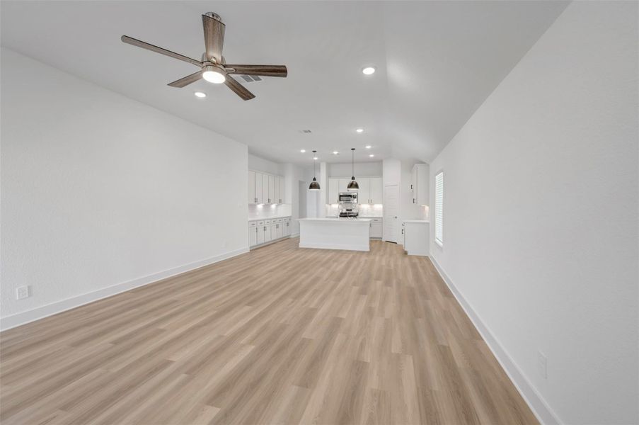 Spacious, unfurnished interior of a new home in Lone Star Landing, Montgomery (Image 20).