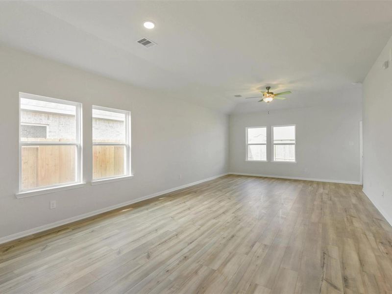 Spacious, unfurnished interior of a new home in River Ranch Meadows, Dayton (Image 17).
