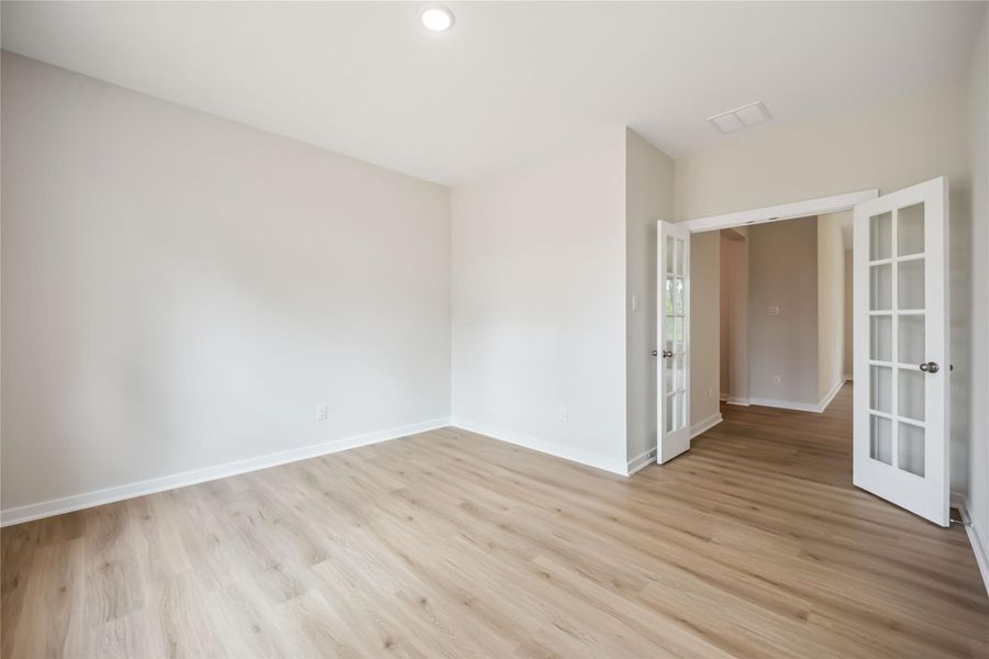 Spacious, unfurnished interior of a new home in Deer Pines, Conroe (Image 26).