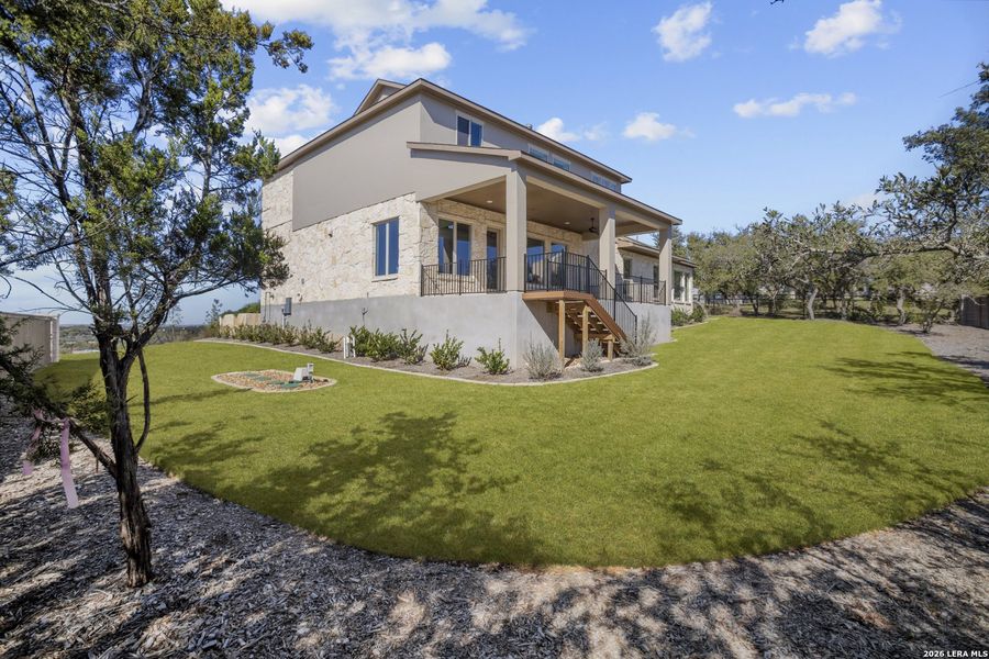 Exterior details and patio area of a home in Highland Estates, San Antonio (Image 4).