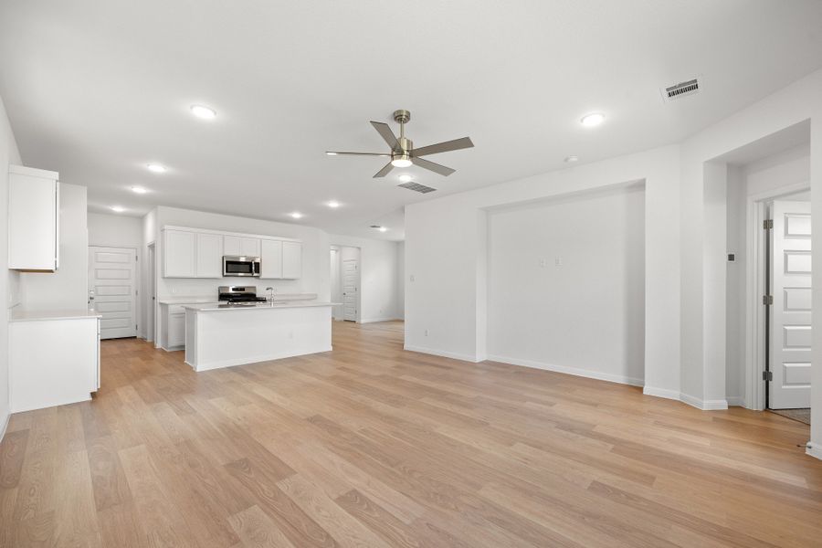 Spacious, unfurnished interior of a new home in Trinity Ranch, Elgin (Image 17).