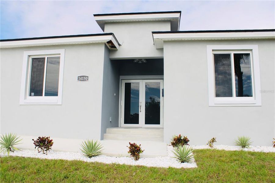 Exterior details and patio area of a home in , Port Charlotte (Image 30).