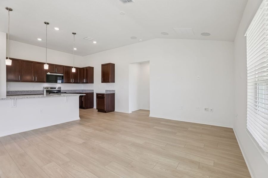 Spacious, unfurnished interior of a new home in Robins Run, Lake Wales (Image 15).