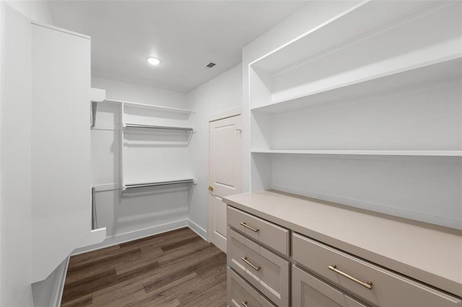 Spacious, unfurnished interior of a new home in , Mineola (Image 10). Spacious, unfurnished interior of a new home in , Mineola (Image 10).