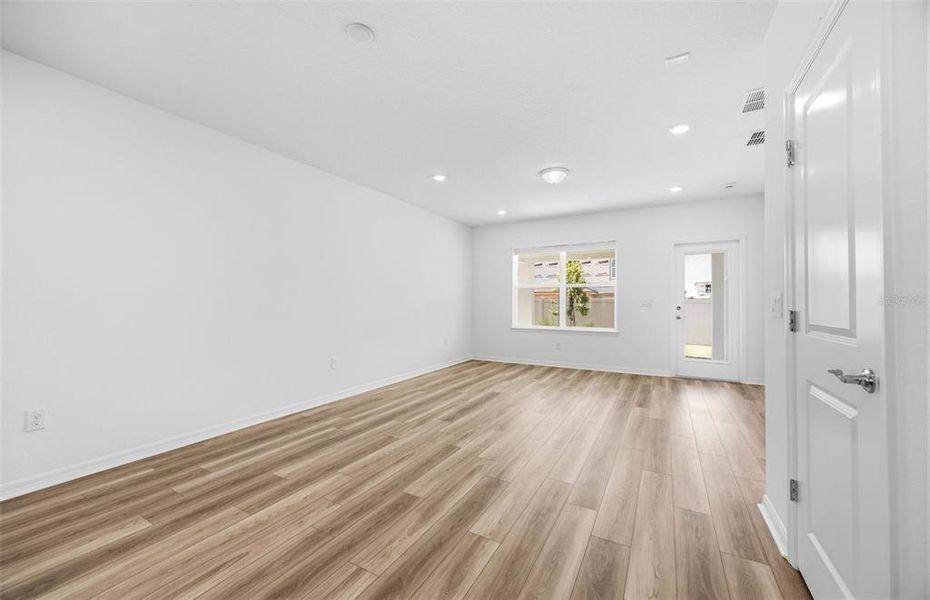 Spacious, unfurnished interior of a new home in Riverwood, Zephyrhills (Image 10).