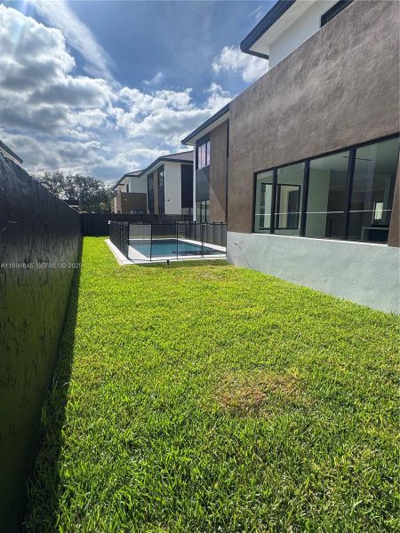Exterior details and patio area of a home in , Miami (Image 9).