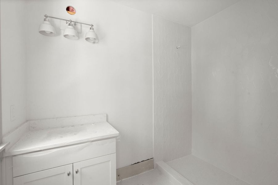 Spacious, unfurnished interior of a new home in , Isle Of Palms (Image 19).